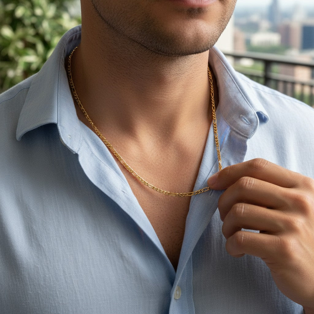 Tyrona 5mm Figaro chain necklace in gold-plated stainless steel with alternating link pattern. Waterproof and hypoallergenic.